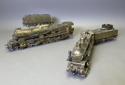 deux petits trains assis l'un à côté de l'autre sur une table