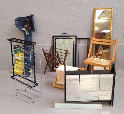 Lot comprenant chaise pliante, porte-serviette en métal noir… - Photo 1