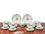 une table sur laquelle se trouvent plusieurs assiettes et tasses