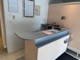 une photo d'un comptoir d'accueil dans un petit bureau