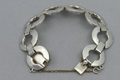 bracelet en argent composé de maillons et de cadenas suspendus à une chaîne