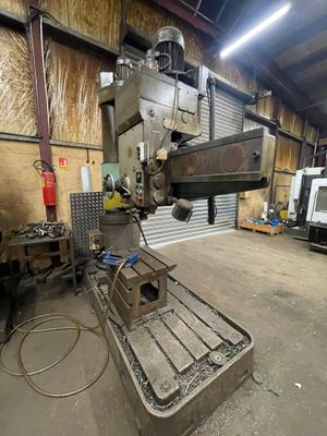 une machine qui se trouve à l'intérieur d'un bâtiment