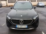 Le SUV Mercedes est garé sur un parking, à côté d'autres voitures.
