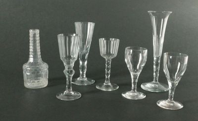 beaucoup de verres à vin et une bouteille sur la table