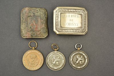 trois médailles d'argent et d'or et un coffret en argent orné d'un lion