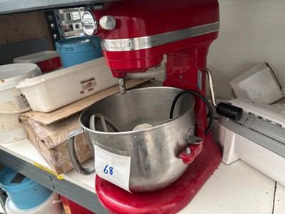 un mixeur rouge posé sur une étagère dans une cuisine
