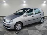 la photo d'une petite voiture argentée garée dans un garage