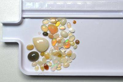 un plateau blanc sur lequel sont disposées des pierres de différentes couleurs