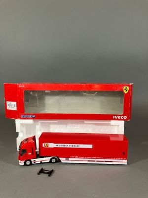 Le camion miniature est rouge et blanc, avec une cabine rouge.