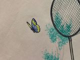 un dessin représentant un papillon et une raquette de tennis