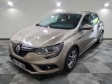 La voiture beige est garée dans le garage, sur le sol à carreaux.