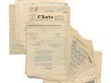 plusieurs vieux papiers sont empilés les uns sur les autres