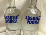 deux bouteilles de vodka Absolut posées sur une nappe blanche