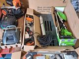 de nombreux outils différents dans une boîte posée par terre