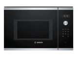 un gros plan d'un micro-ondes sur fond blanc