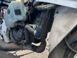 une moto garée sur le côté de la route
