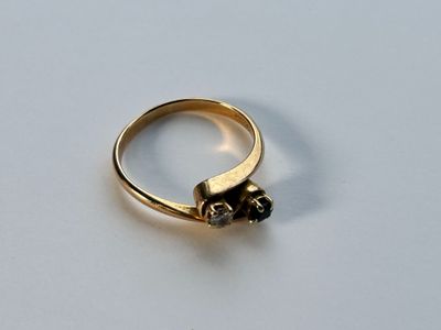 une bague en or sertie d'un diamant noir