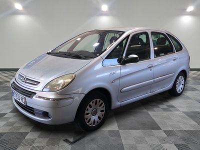 la photo d'une voiture argentée garée dans un garage