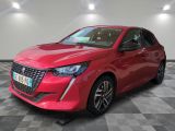 une voiture rouge est garée sur le sol en damier d'un garage