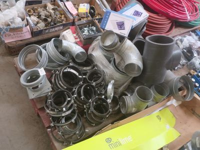 de nombreux types de tuyaux et de raccords sur la table