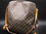 un sac à main Louis Vuitton sur fond noir
