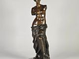statue en bronze représentant un homme avec une serviette sur l'épaule