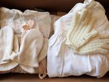 une boîte qui contient beaucoup de vêtements