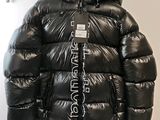 la veste est suspendue à un cintre sur le mur