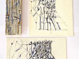 deux dessins représentant un bâtiment et un bloc de bois sur une surface blanche