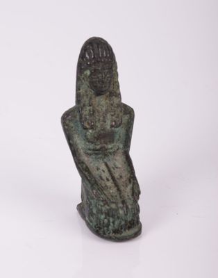statue d'une femme tenant un vase sur un fond blanc