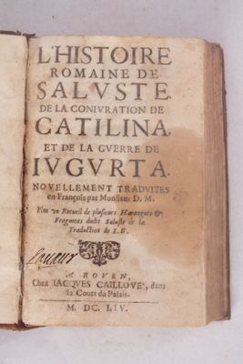 un vieux livre écrit posé sur une table