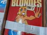 une boîte contenant une bande dessinée, posée sur une table