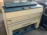 une photo d'une imprimante posée sur un bureau