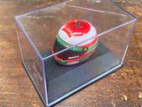 un petit objet en plastique dans une boîte transparente posée sur une table en bois