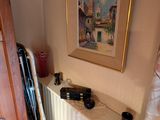 une photo d'une pièce avec un radiateur et un tableau accroché au mur
