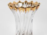 un vase en verre posé sur une surface blanche