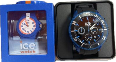 une montre dans une boîte contenant une montre