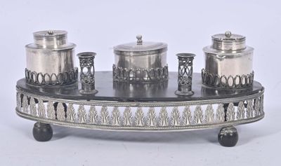un plateau en argent sur lequel sont posés trois récipients en argent