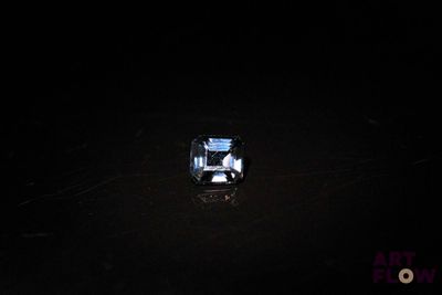 l'image d'un cristal carré dans l'obscurité
