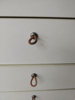 Chiffonnier/meuble à 7 tiroirs en mélaminé blanc, boutons la… (photo 3)