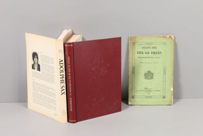 deux livres posés l'un à côté de l'autre sur une table