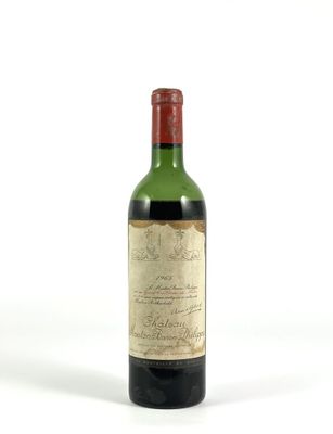 une vieille bouteille de vin posée sur une surface blanche