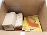 un carton rempli de boîtes et d'une paire de chaussures