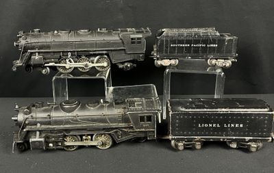 trois trains miniatures assis l'un à côté de l'autre sur une table