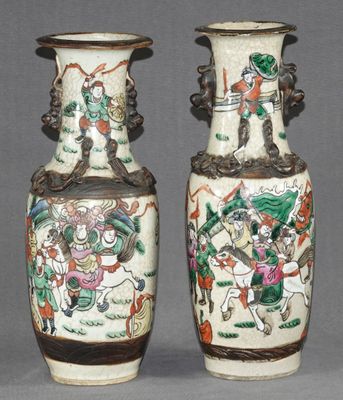 paire de vases chinois ornés de personnages sur fond gris