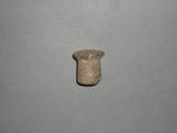 une photo d'un petit objet en poterie posé sur une table