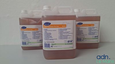 trois bouteilles de liquide posées les unes à côté des autres sur une table