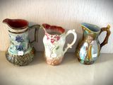 trois vases posés les uns à côté des autres sur une étagère