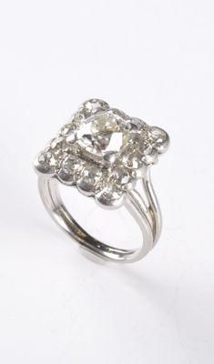 Bague rectangulaire en platine (850 millièmes) centrée d’un …