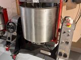 une machine posée sur une table dans une pièce